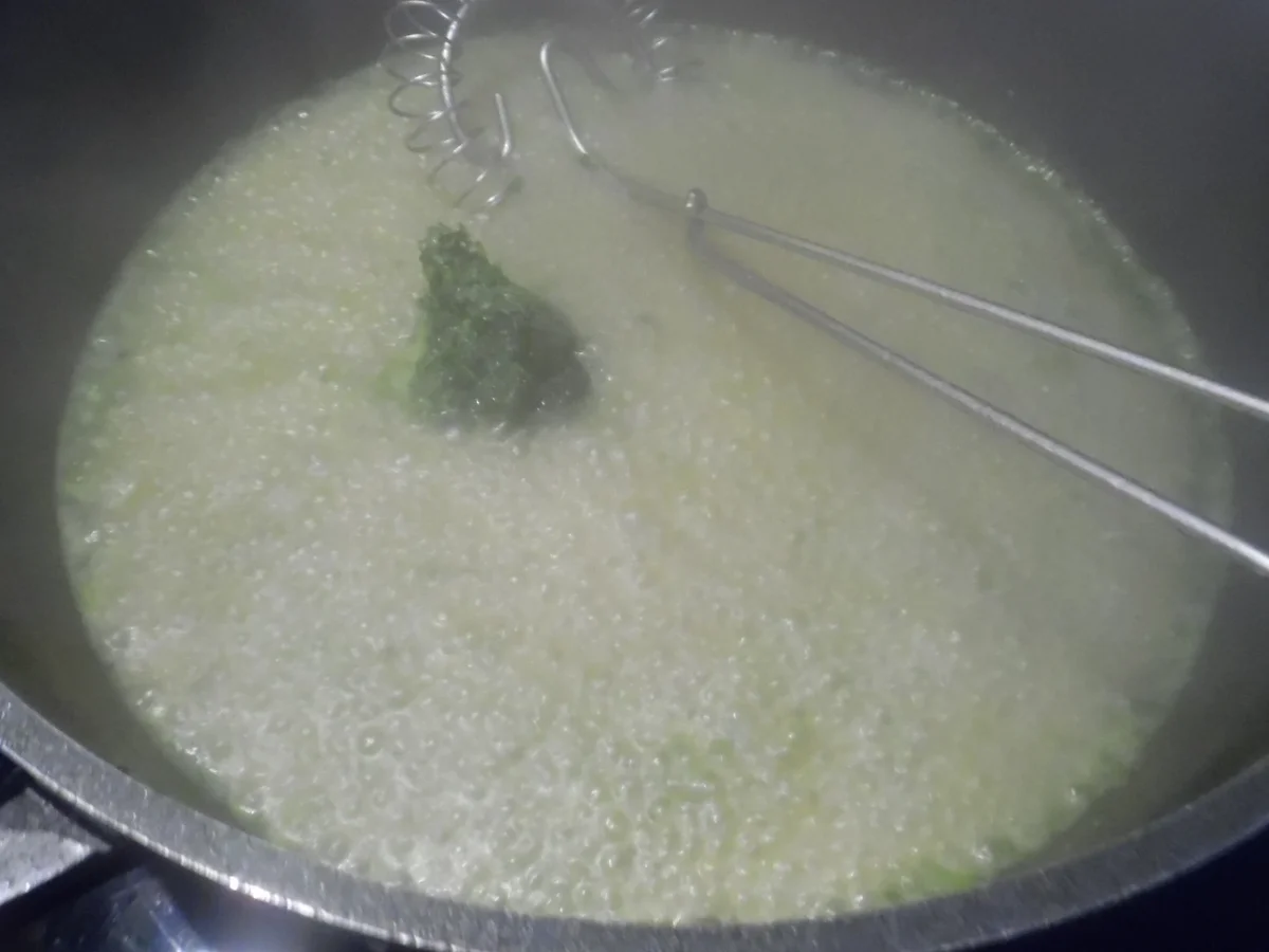 Rezept: Pochierte Hühnerbruströllchen in Pesto-Sahne-Soße Bild Nr. 683 Pochierte Hühnerbruströllchen in Pesto-Sahne-Soße - Rezept - Bild Nr. 683