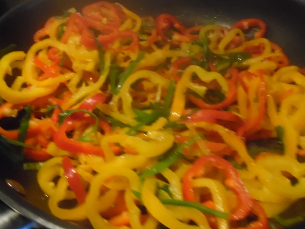 Rezept: Pochierte Hühnerbruströllchen in Pesto-Sahne-Soße Bild Nr. 684 Pochierte Hühnerbruströllchen in Pesto-Sahne-Soße - Rezept - Bild Nr. 684