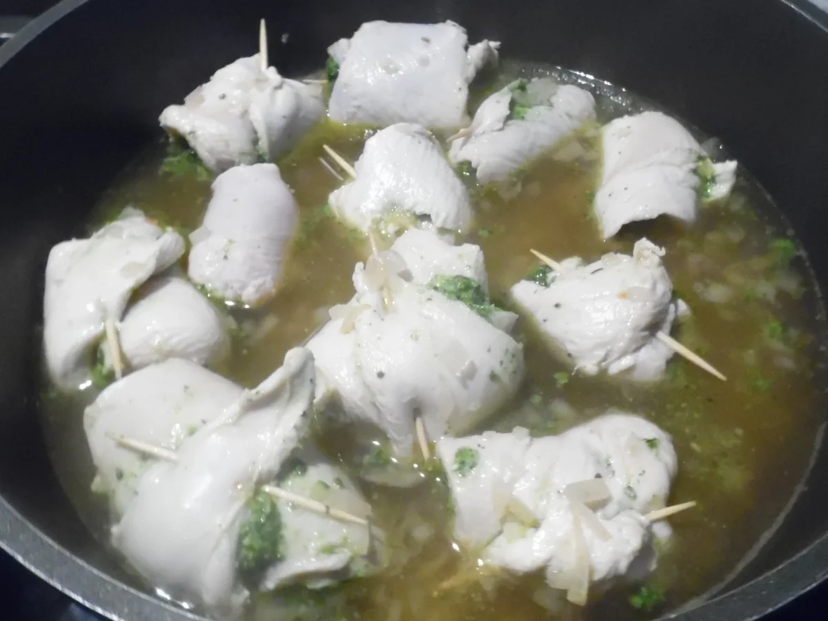 Rezept: Pochierte Hühnerbruströllchen in Pesto-Sahne-Soße Bild Nr. 685 Pochierte Hühnerbruströllchen in Pesto-Sahne-Soße - Rezept - Bild Nr. 685