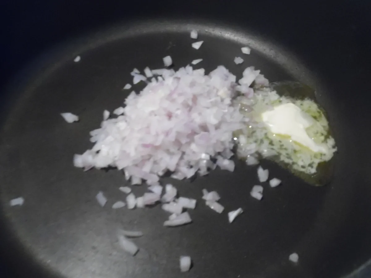 Rezept: Pochierte Hühnerbruströllchen in Pesto-Sahne-Soße Bild Nr. 686 Pochierte Hühnerbruströllchen in Pesto-Sahne-Soße - Rezept - Bild Nr. 686