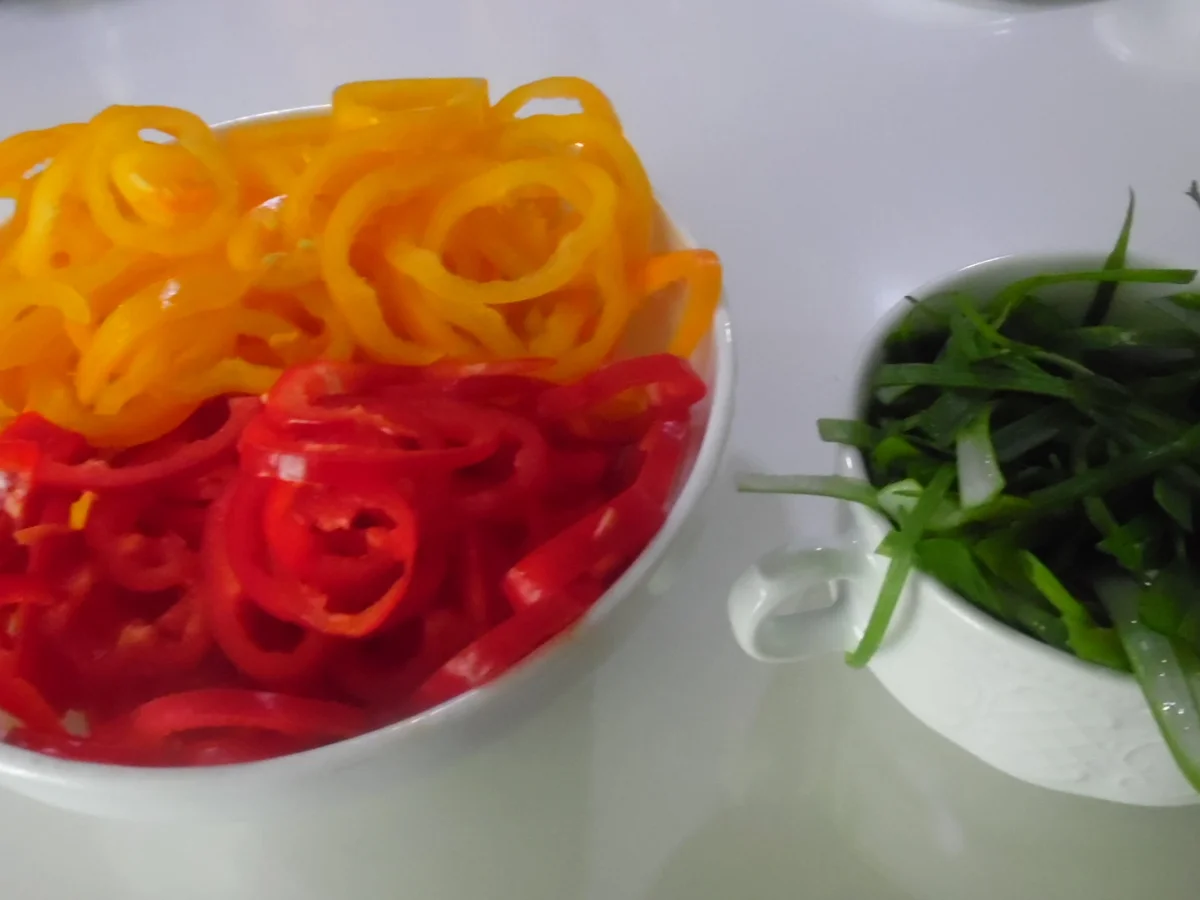 Rezept: Pochierte Hühnerbruströllchen in Pesto-Sahne-Soße Bild Nr. 688 Pochierte Hühnerbruströllchen in Pesto-Sahne-Soße - Rezept - Bild Nr. 688