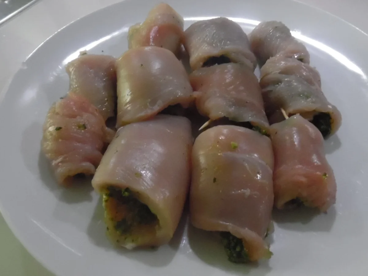 Rezept: Pochierte Hühnerbruströllchen in Pesto-Sahne-Soße Bild Nr. 689 Pochierte Hühnerbruströllchen in Pesto-Sahne-Soße - Rezept - Bild Nr. 689