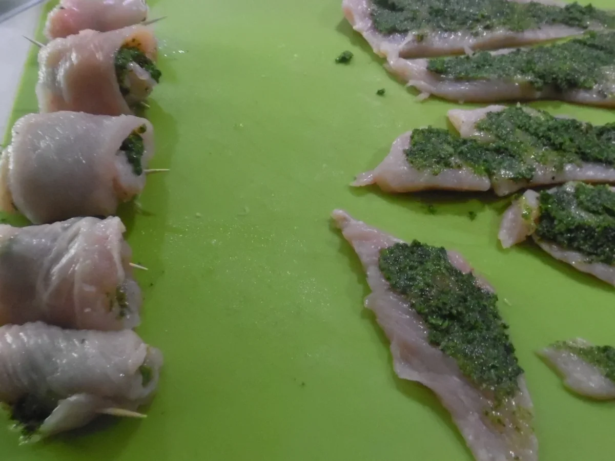 Rezept: Pochierte Hühnerbruströllchen in Pesto-Sahne-Soße Bild Nr. 690 Pochierte Hühnerbruströllchen in Pesto-Sahne-Soße - Rezept - Bild Nr. 690