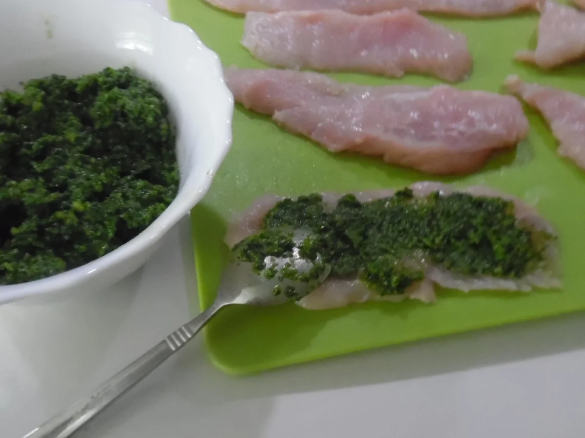 Rezept: Pochierte Hühnerbruströllchen in Pesto-Sahne-Soße Bild Nr. 691 Pochierte Hühnerbruströllchen in Pesto-Sahne-Soße - Rezept - Bild Nr. 691