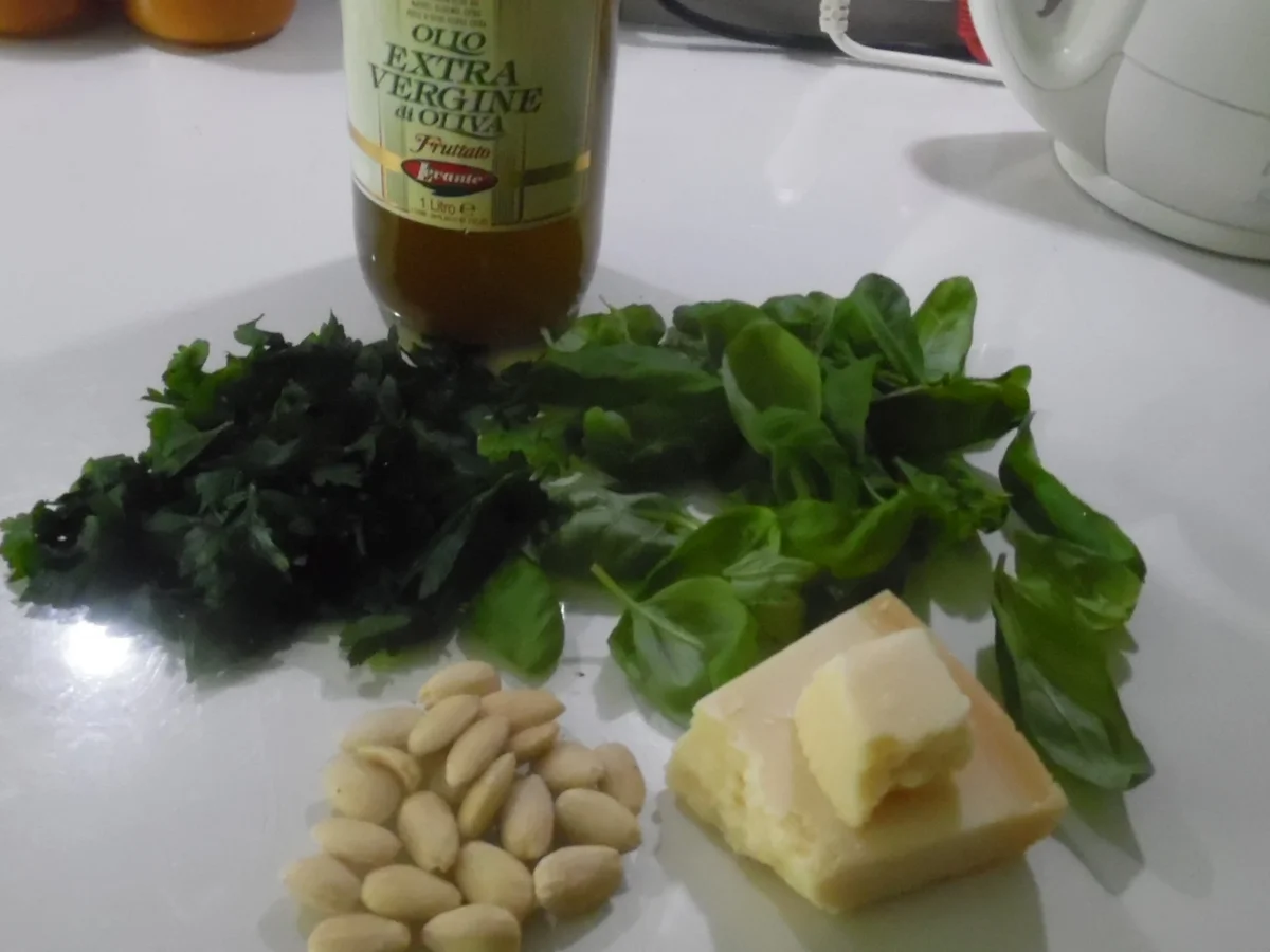 Rezept: Pochierte Hühnerbruströllchen in Pesto-Sahne-Soße Bild Nr. 692 Pochierte Hühnerbruströllchen in Pesto-Sahne-Soße - Rezept - Bild Nr. 692