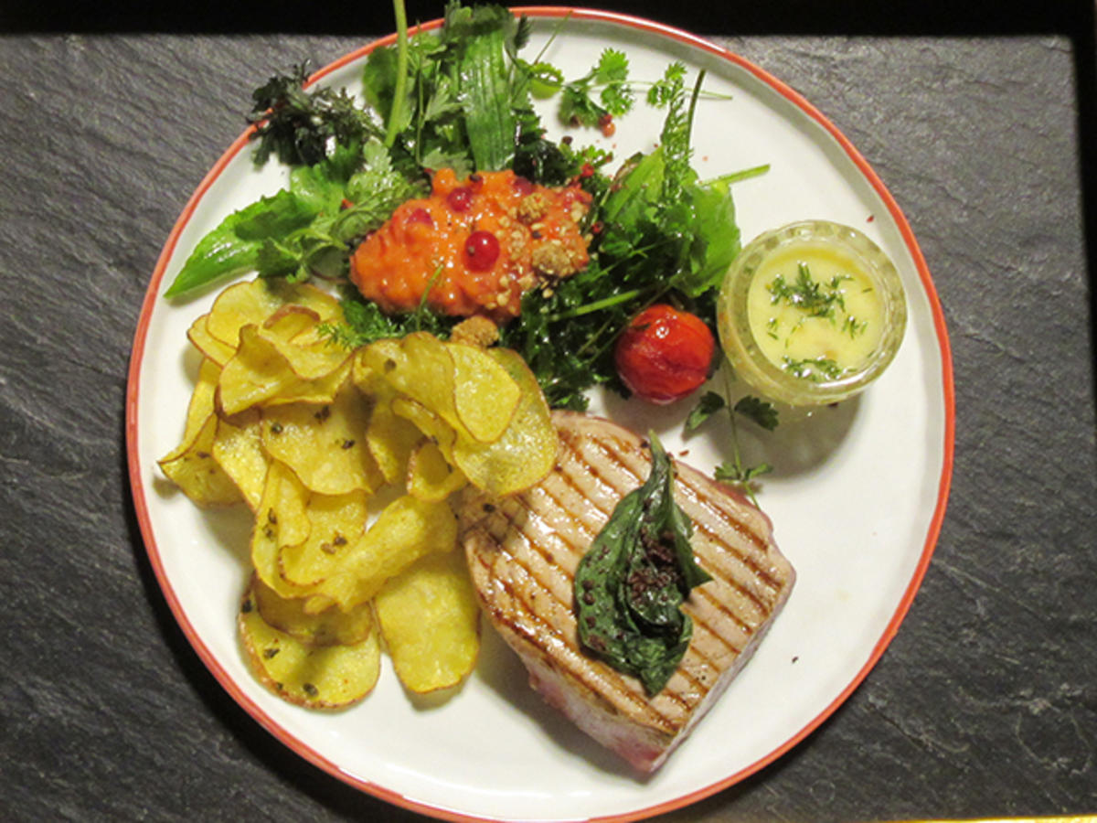 Thunfischsteak mit Kartoffelchips und Zitronen-Thymian-Mayo