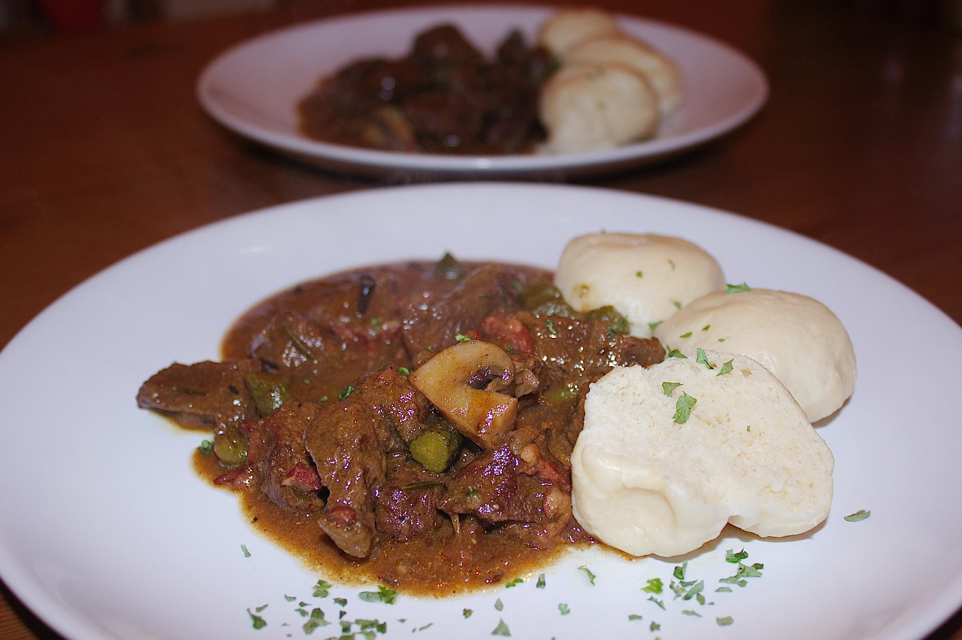 Bilder für Rindergulasch aus dem Römertopf - Rezept