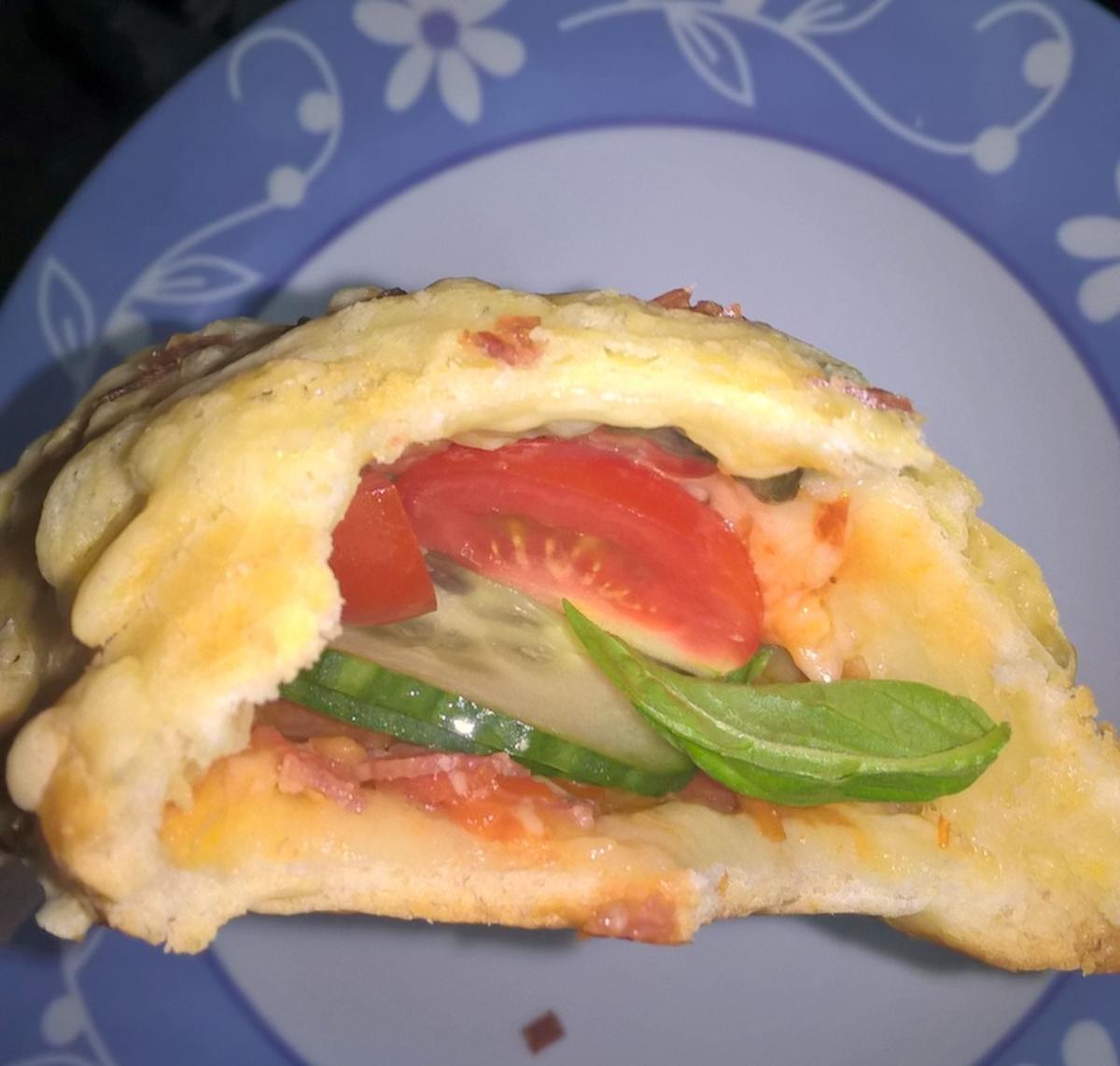 Pizza Calzone am Stiel - Rezept von Campinggrill