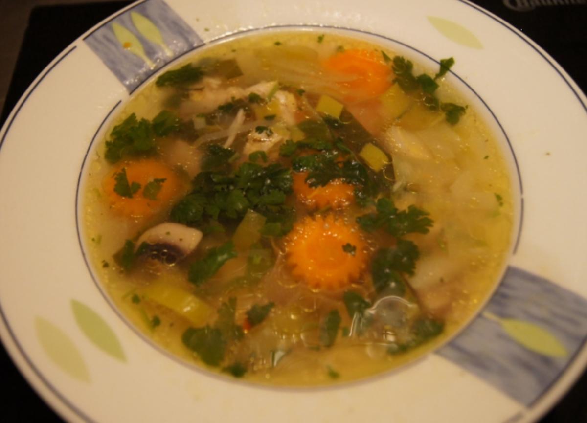 Bilder für Hühnersuppe mit Gemüse und Koriander - Rezept