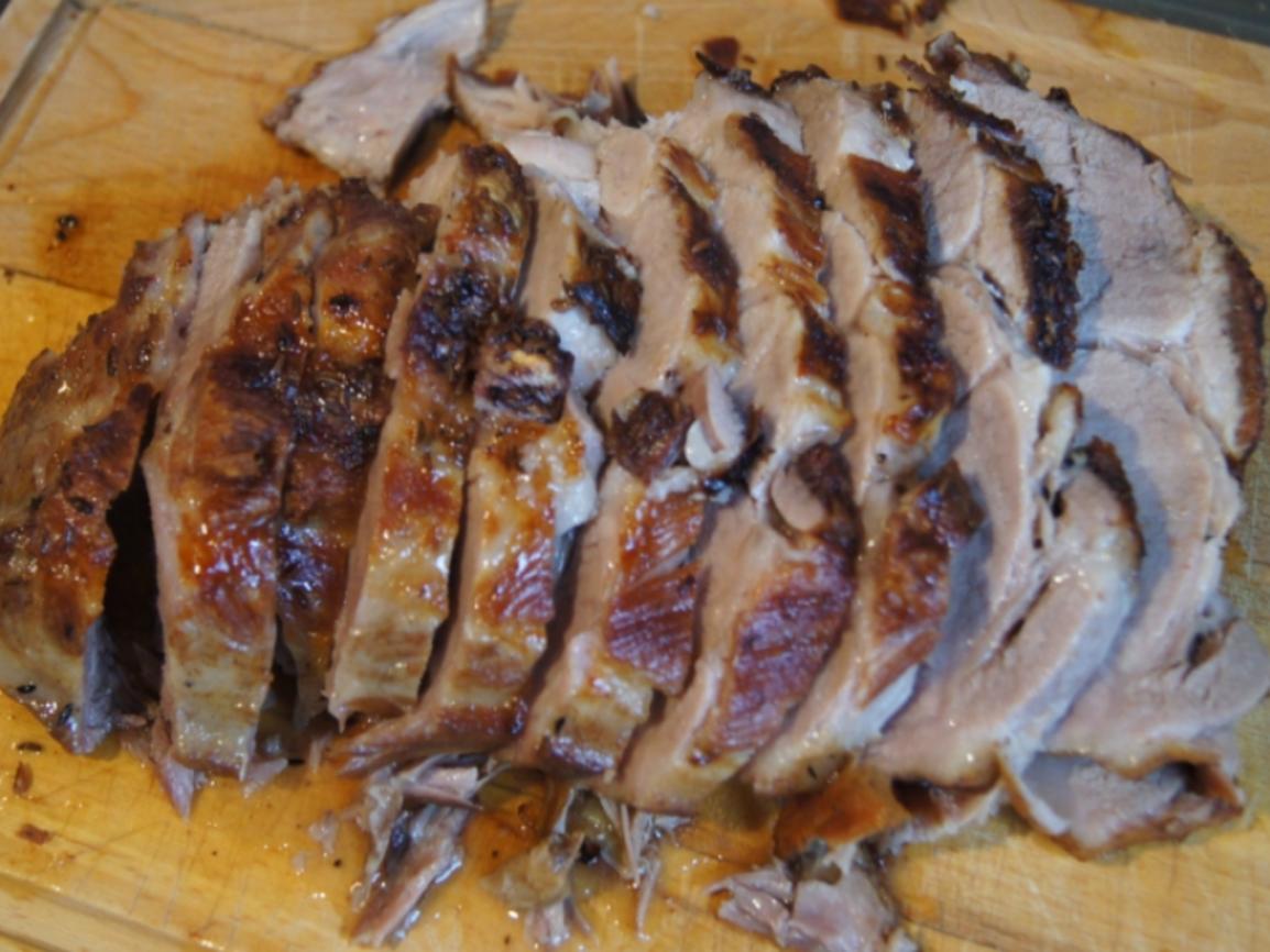 Deftiger Schweinenackenbraten mit pikanter Sauce - Rezept - kochbar.de