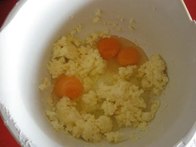 Rezept: Buttermilch Gugelhupf mit weißer Schokolade Bild Nr. 747 Buttermilch Gugelhupf mit weißer Schokolade - Rezept - Bild Nr. 747