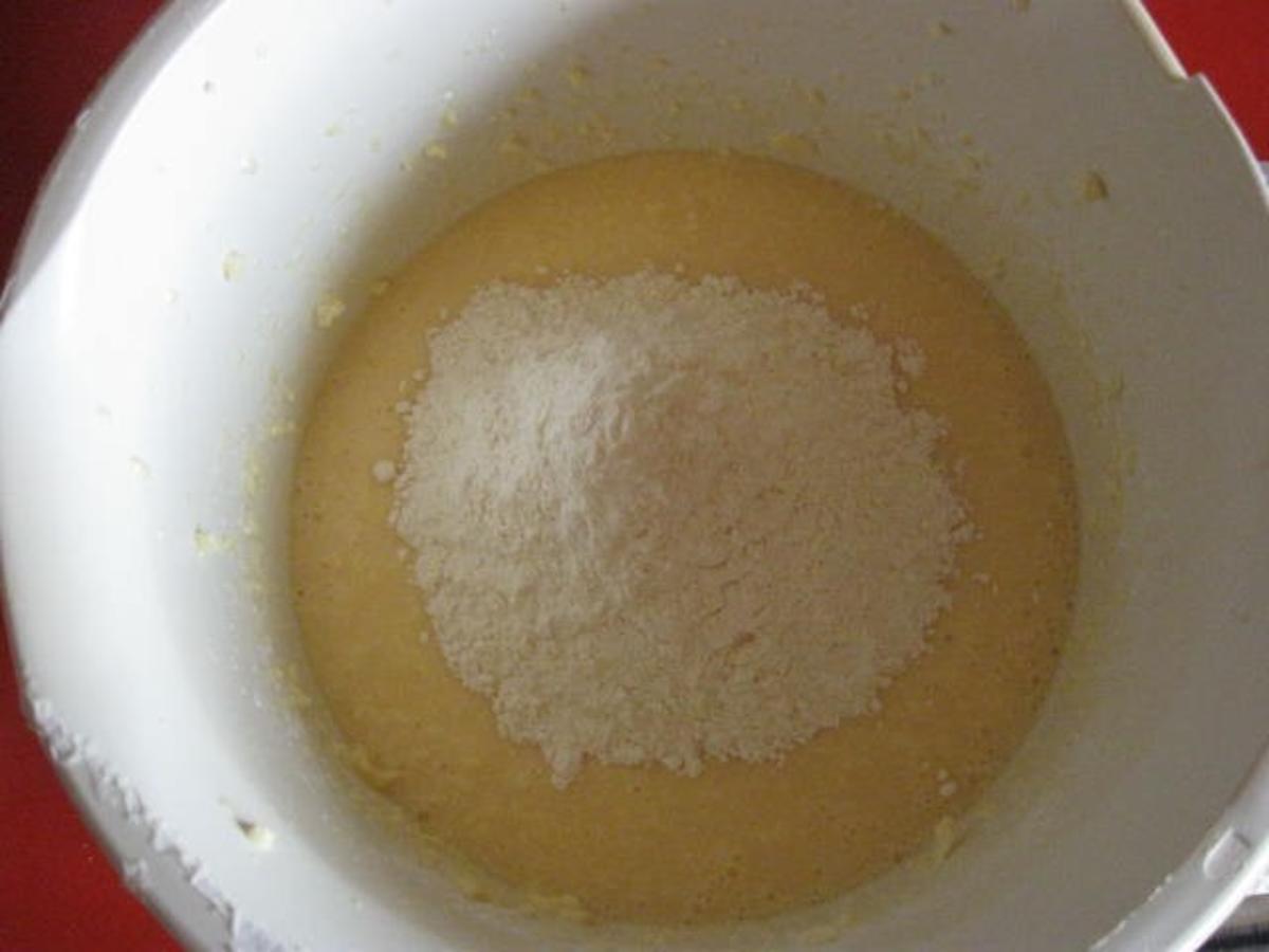 Buttermilch Gugelhupf mit weißer Schokolade - Rezept - Bild Nr. 750