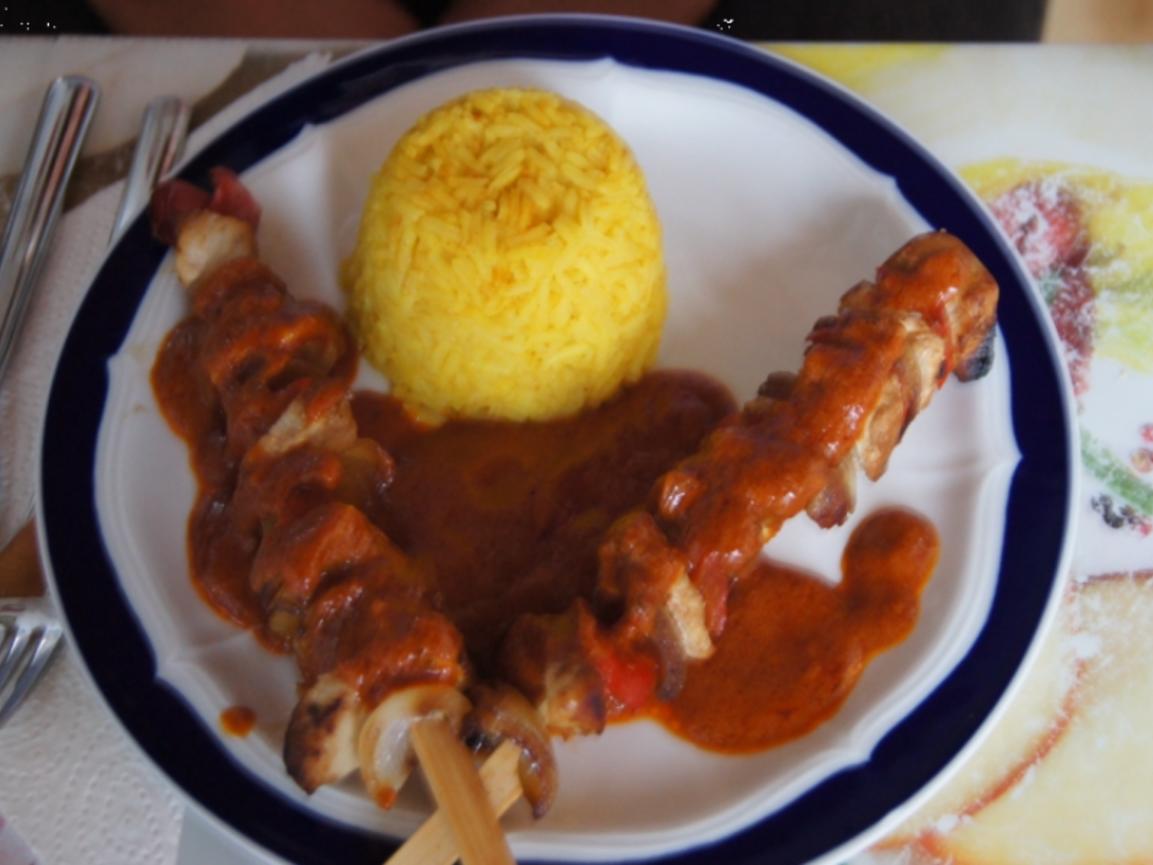 Schaschlik-Putenspieße mit Currysauce und Curry-Reis - Rezept - kochbar.de