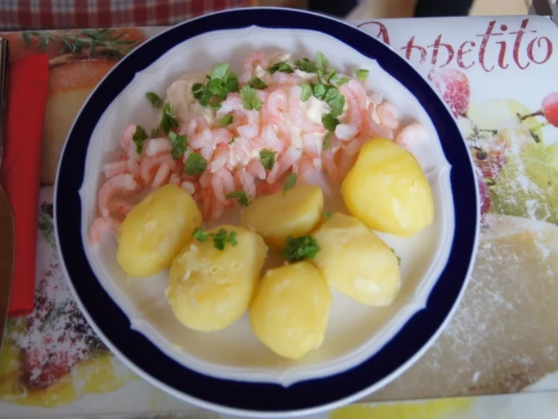 Pellkartoffeln mit Curry-Paprika-Quark und Eismeer-Garnelen - Rezept - Bild Nr. 759