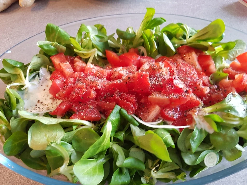 Rezept: Feldsalat in Begleitung einer Kalbsbratwurst Bild Nr. 3 Feldsalat in Begleitung einer Kalbsbratwurst - Rezept - Bild Nr. 3