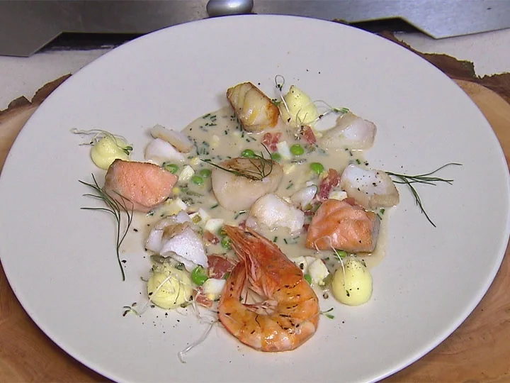 Dekonstruierter Fisch-Auflauf mit Riesengarnelen und Jakobsmuscheln - Rezept