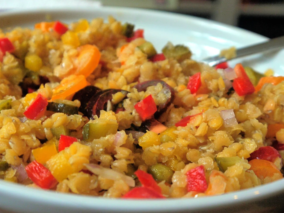 Linsensalat mit panierten Weißwurstscheiben - Rezept - Bild Nr. 826