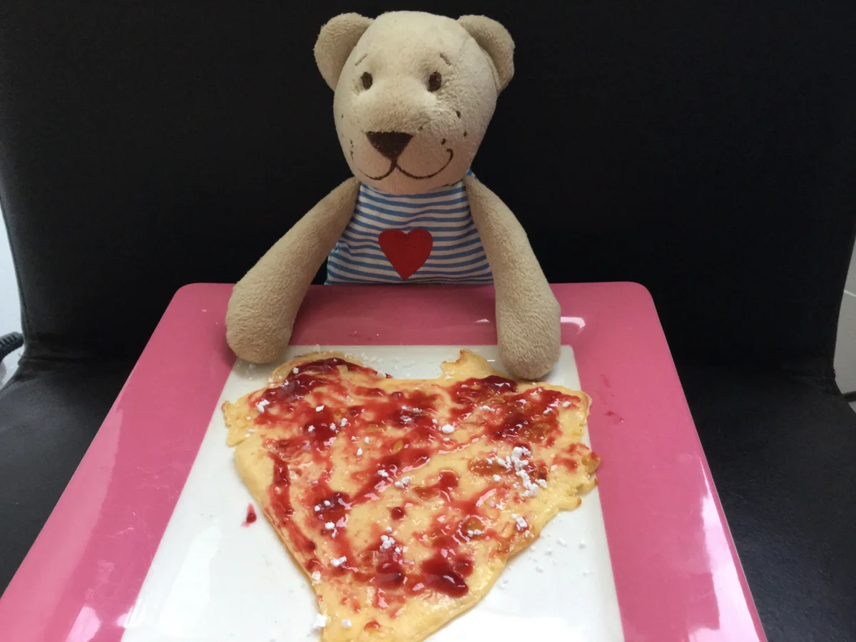 dünne Eierküchlein mit Himbeermarmelade - Rezept - Bild Nr. 790