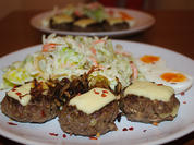 Minifrikadellen, gefüllt & überbacken mit Röstzwiebeln, gemischter Salat & Ei - Rezept - Bild Nr. 788