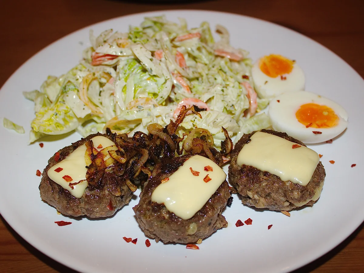 Rezept: Minifrikadellen, gefüllt & überbacken mit Röstzwiebeln, gemischter Salat & Ei Bild Nr. 789 Minifrikadellen, gefüllt & überbacken mit Röstzwiebeln, gemischter Salat & Ei - Rezept - Bild Nr. 789