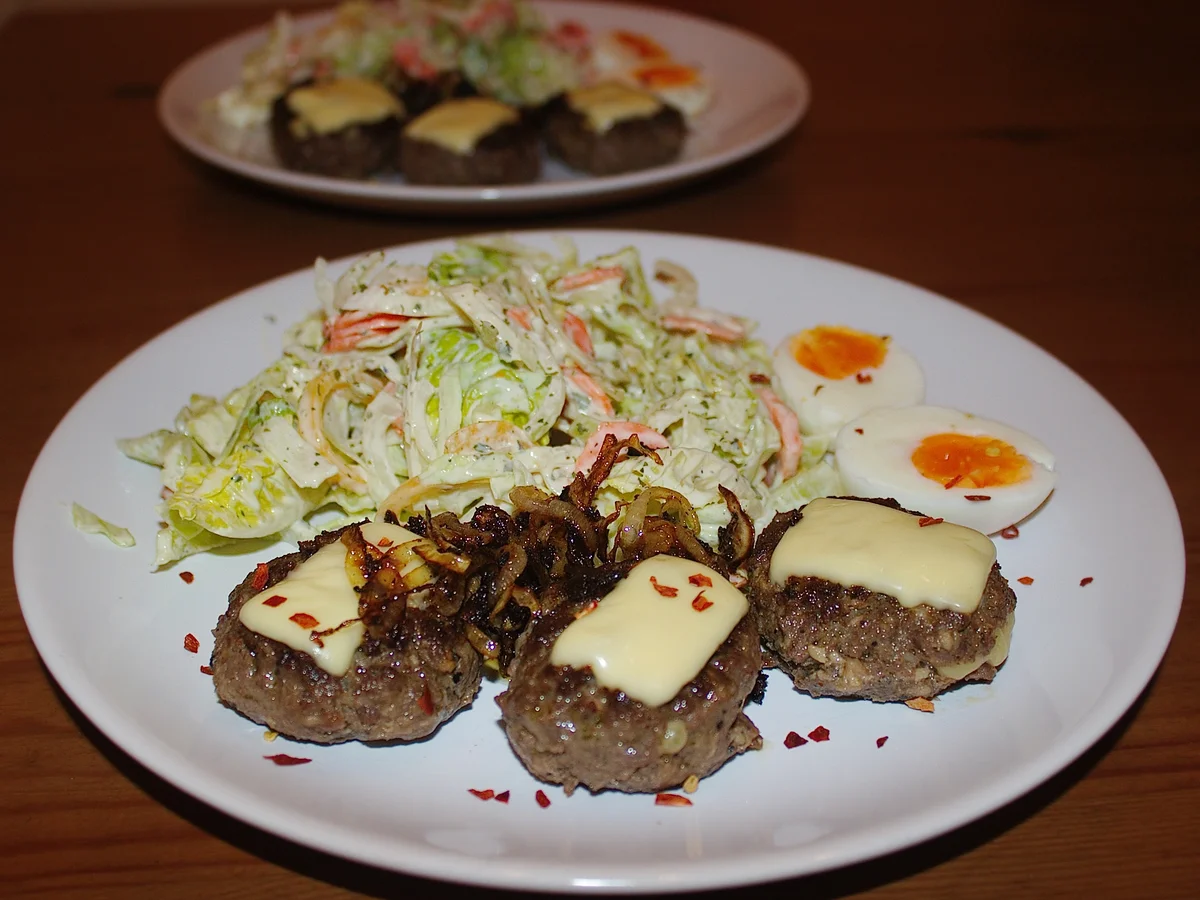 Rezept: Minifrikadellen, gefüllt & überbacken mit Röstzwiebeln, gemischter Salat & Ei Bild Nr. 790 Minifrikadellen, gefüllt & überbacken mit Röstzwiebeln, gemischter Salat & Ei - Rezept - Bild Nr. 790