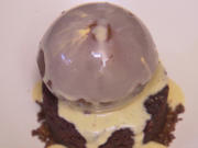 Sodabrot-Eis mit Stout-Küchlein und Irischer-Sahnelikör & Schokoladensoße - Rezept