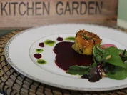 Ziegenkäse-Rote-Bete-Panna-Cotta mit Rote Bete-Carpaccio und knusprigem Ziegenkäse - Rezept