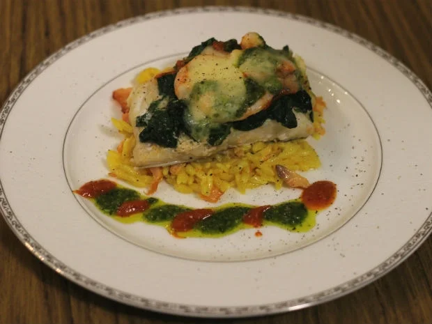 Überbackenes Kablejaufilet, Garnelen, Spinat mit Safranorzo und geräuchertem Lachs - Rezept