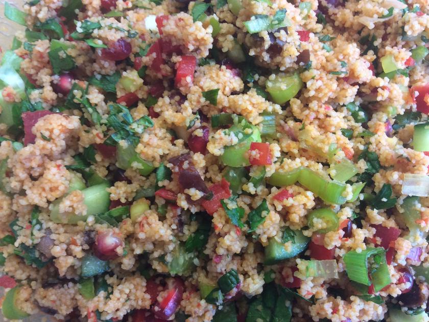 Couscous Salat mit Granatapfel und Datteln - einfach - 151 kcal/100g