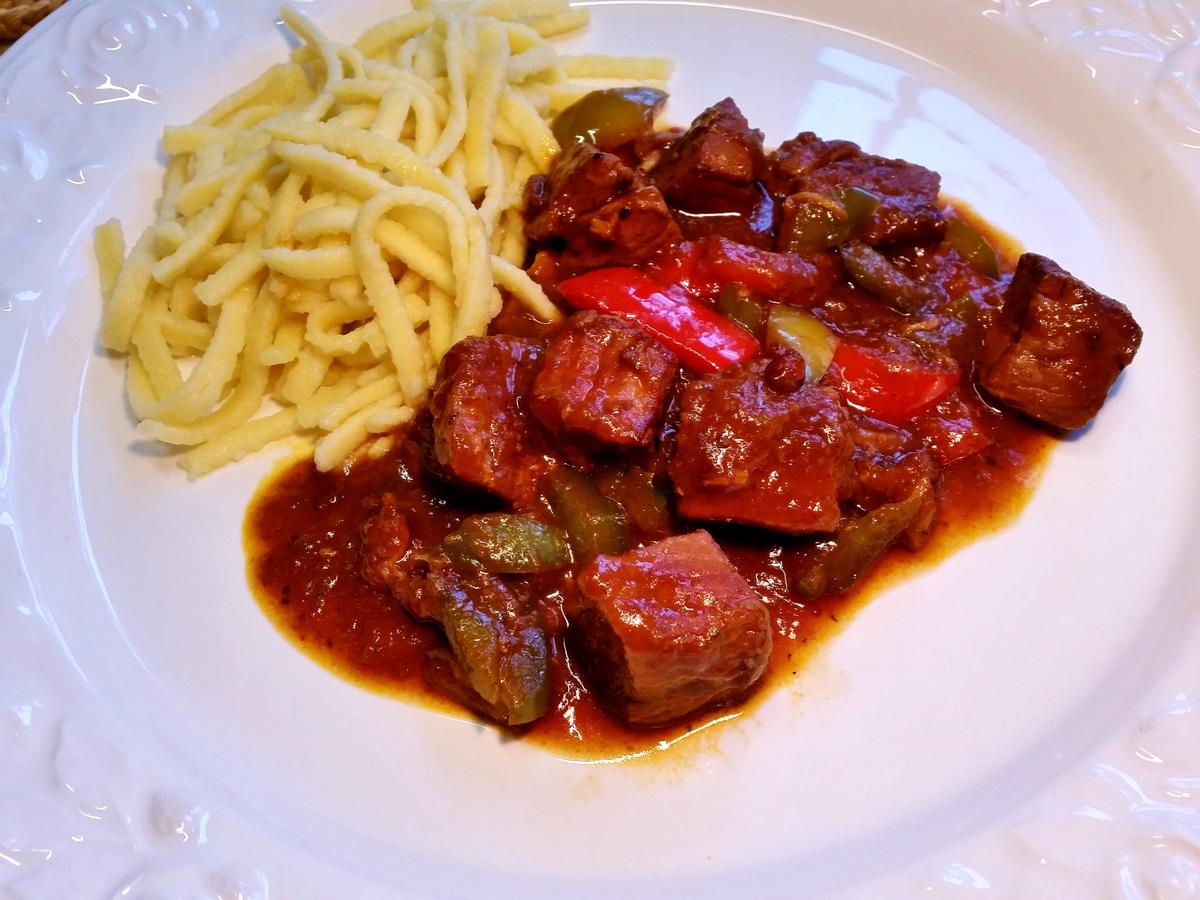 Paprika-Gulasch - Rezept mit Bild - kochbar.de