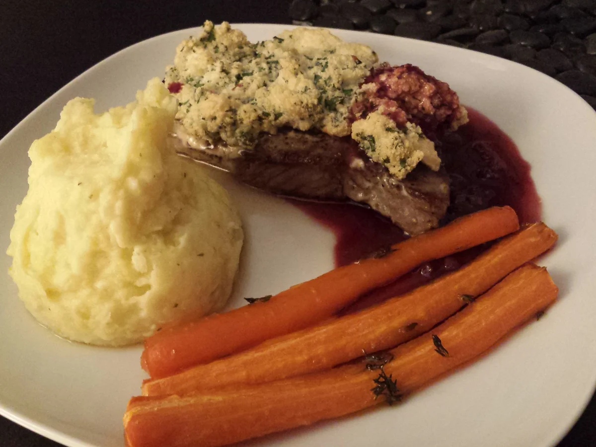 Rezept: Hüftsteaks unter Kräuter-Haselnusshaube mit Pastinaken-Kartoffelstampf Hüftsteaks unter Kräuter-Haselnusshaube mit Pastinaken-Kartoffelstampf - Rezept