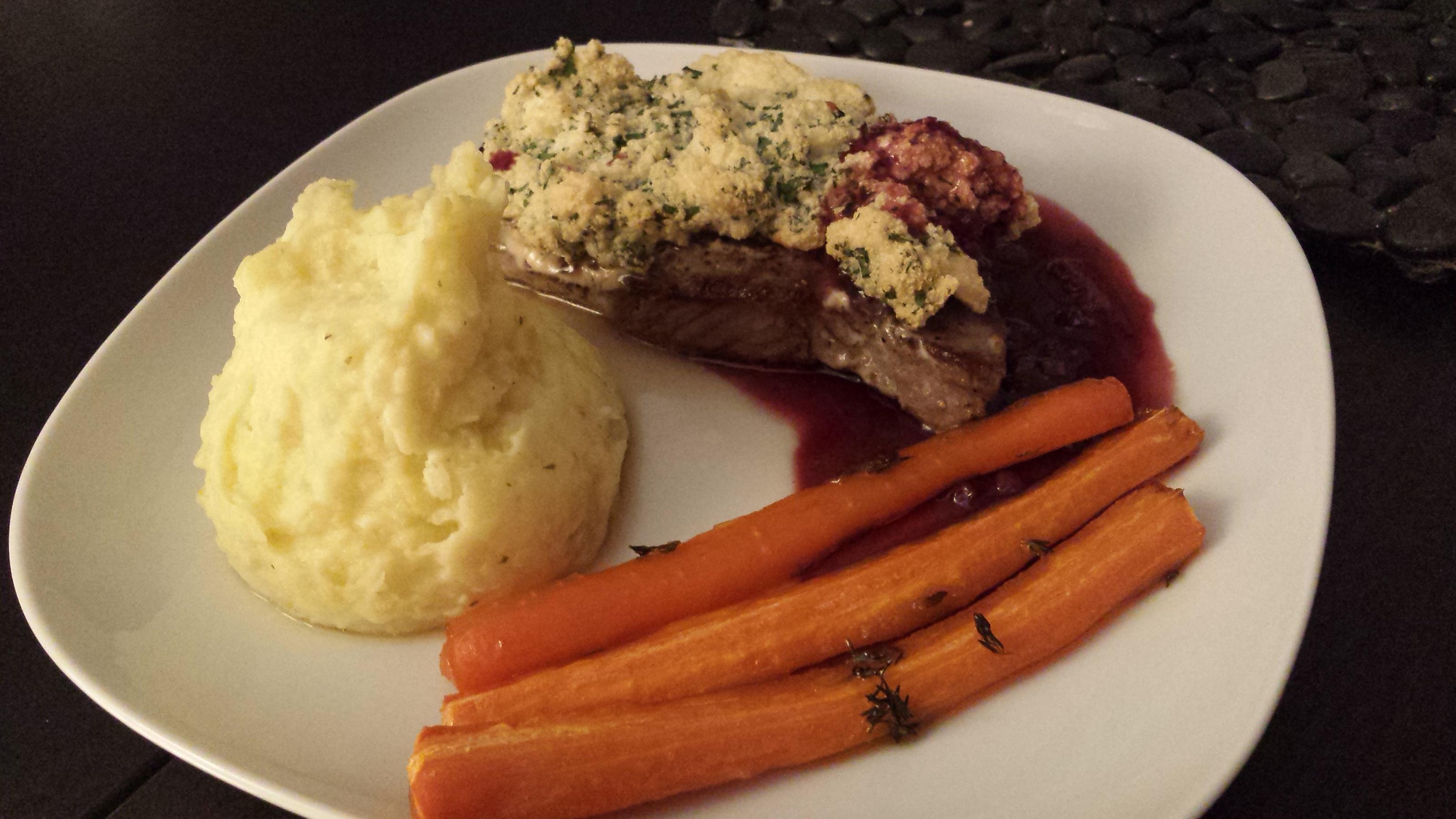 Bilder für Hüftsteaks unter Kräuter-Haselnusshaube mit Pastinaken-Kartoffelstampf - Rezept