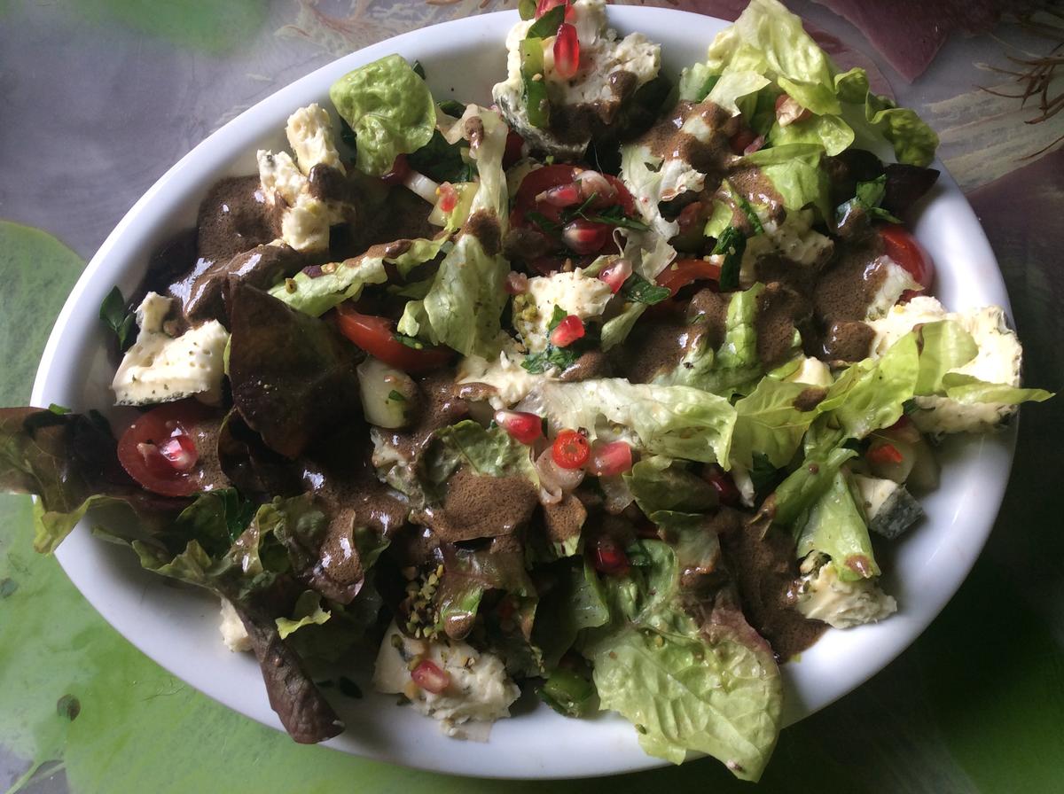 Gemischter Salat mit Granatapfel, Käse  und schwarzem Knoblauchdressing - Rezept