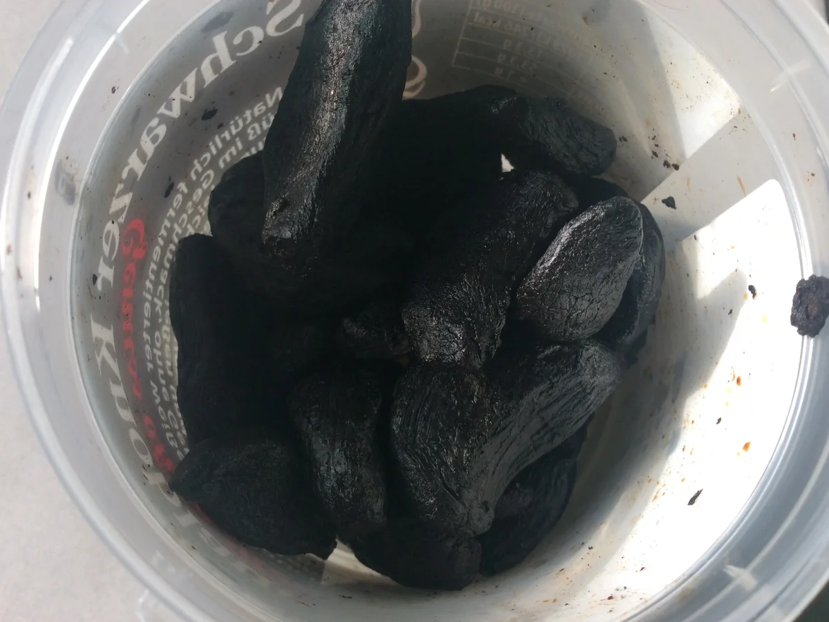 Gemischter Salat mit Granatapfel, Käse  und schwarzem Knoblauchdressing - Rezept - Bild Nr. 2