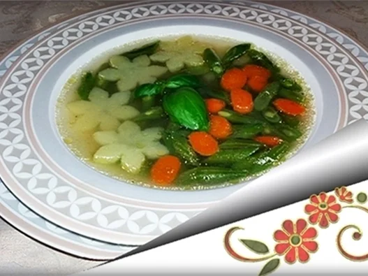 Grüne Bohnensuppe mit „Kartoffelblüten“ auf Geflügelbouillon-Basis - Rezept - Bild Nr. 852