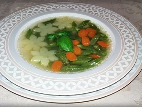 Grüne Bohnensuppe mit „Kartoffelblüten“ auf Geflügelbouillon-Basis - Rezept - Bild Nr. 853