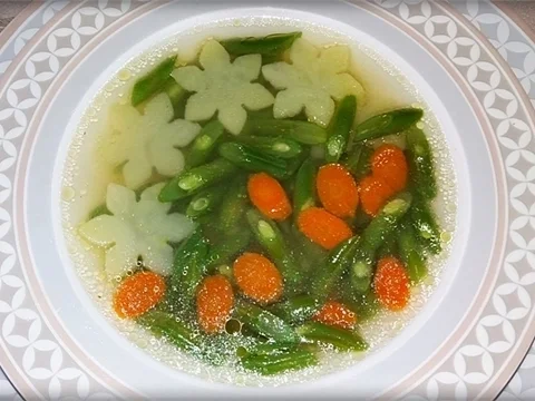 Grüne Bohnensuppe mit „Kartoffelblüten“ auf Geflügelbouillon-Basis - Rezept - Bild Nr. 854