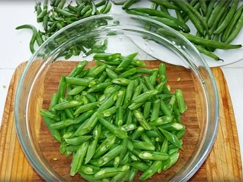 Grüne Bohnensuppe mit „Kartoffelblüten“ auf Geflügelbouillon-Basis - Rezept - Bild Nr. 855