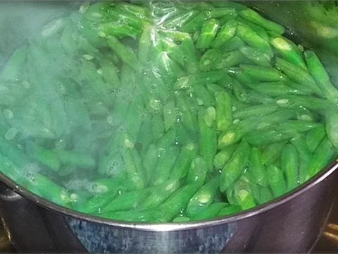 Grüne Bohnensuppe mit „Kartoffelblüten“ auf Geflügelbouillon-Basis - Rezept - Bild Nr. 856