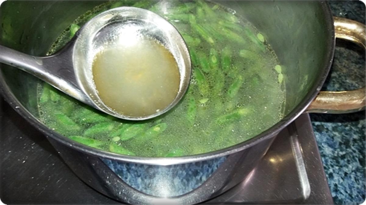 Grüne Bohnensuppe mit „Kartoffelblüten“ auf Geflügelbouillon-Basis - Rezept - Bild Nr. 858