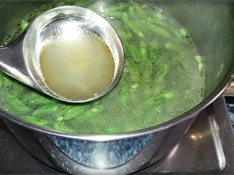 Grüne Bohnensuppe mit „Kartoffelblüten“ auf Geflügelbouillon-Basis - Rezept - Bild Nr. 858