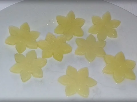 Grüne Bohnensuppe mit „Kartoffelblüten“ auf Geflügelbouillon-Basis - Rezept - Bild Nr. 859