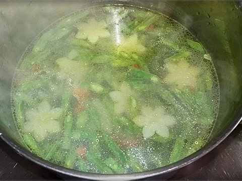 Grüne Bohnensuppe mit „Kartoffelblüten“ auf Geflügelbouillon-Basis - Rezept - Bild Nr. 860