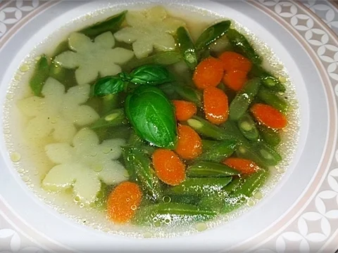 Grüne Bohnensuppe mit „Kartoffelblüten“ auf Geflügelbouillon-Basis - Rezept - Bild Nr. 862