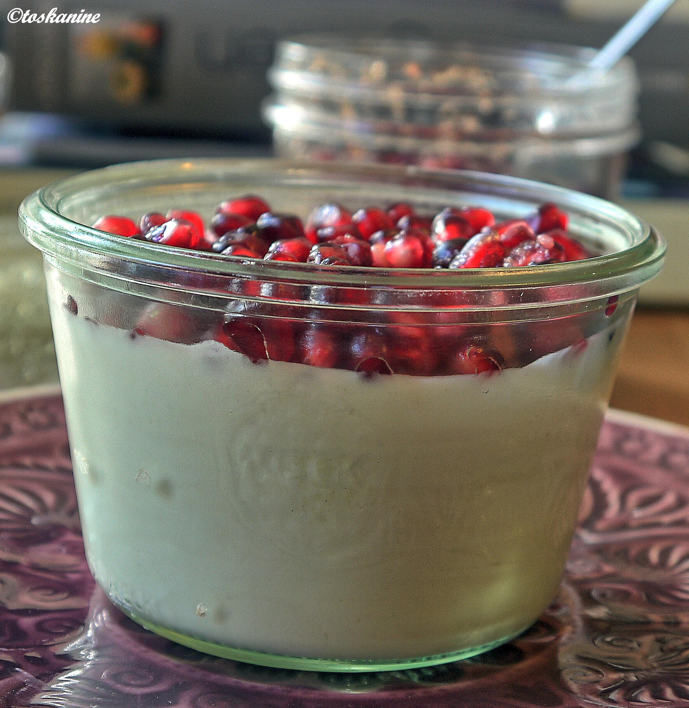 Bilder für Kokos-Tonka-Mousse mit Granatapfel - Rezept