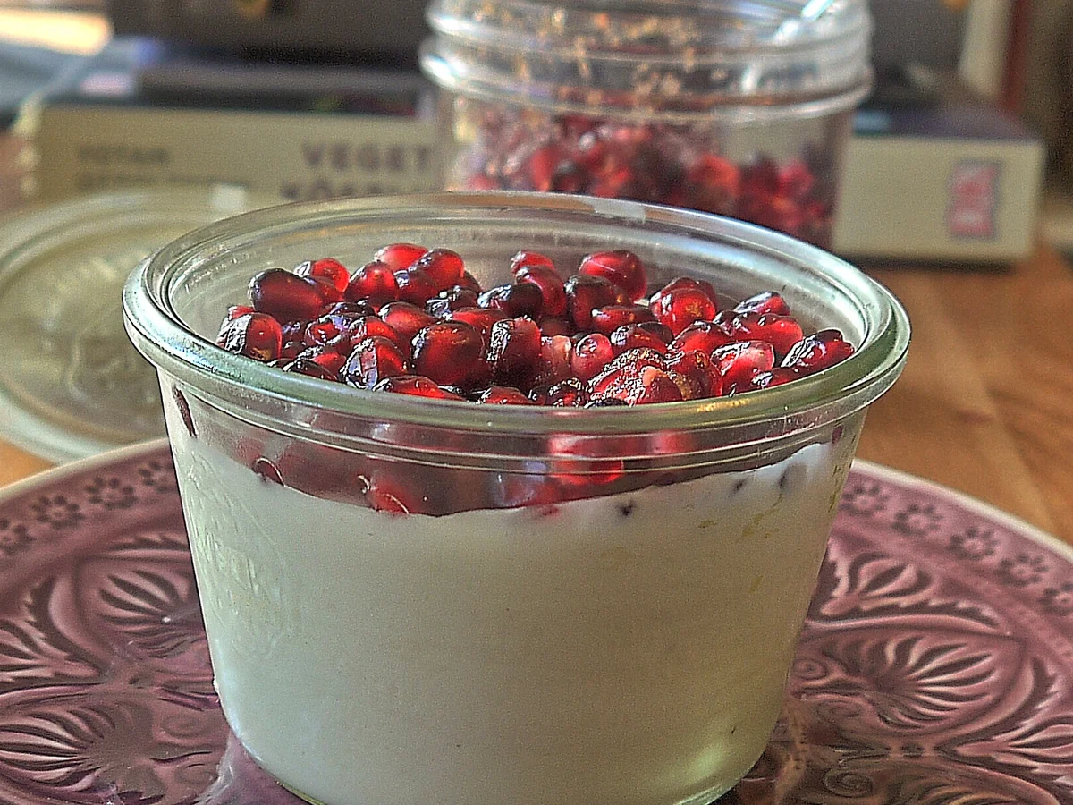 Kokos-Tonka-Mousse mit Granatapfel - Rezept - Bild Nr. 2