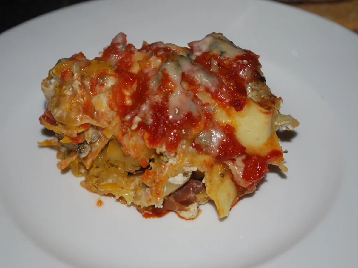 Nudel-Rolls mit Zucchinifüllung in Tomatensauce - Rezept - Bild Nr. 889