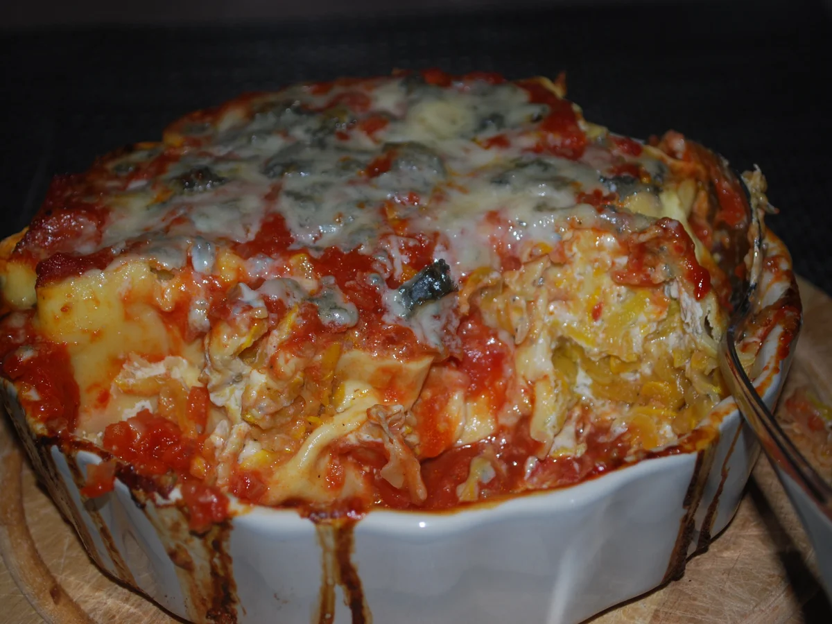 Nudel-Rolls mit Zucchinifüllung in Tomatensauce - Rezept - Bild Nr. 890