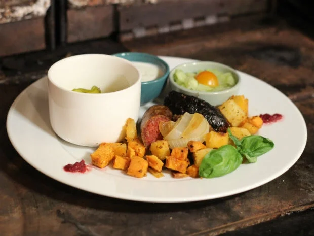 Ungarische Rhapsodie vom Freilaufschwein mit Gurkenterzett und Röstgemüse - Rezept