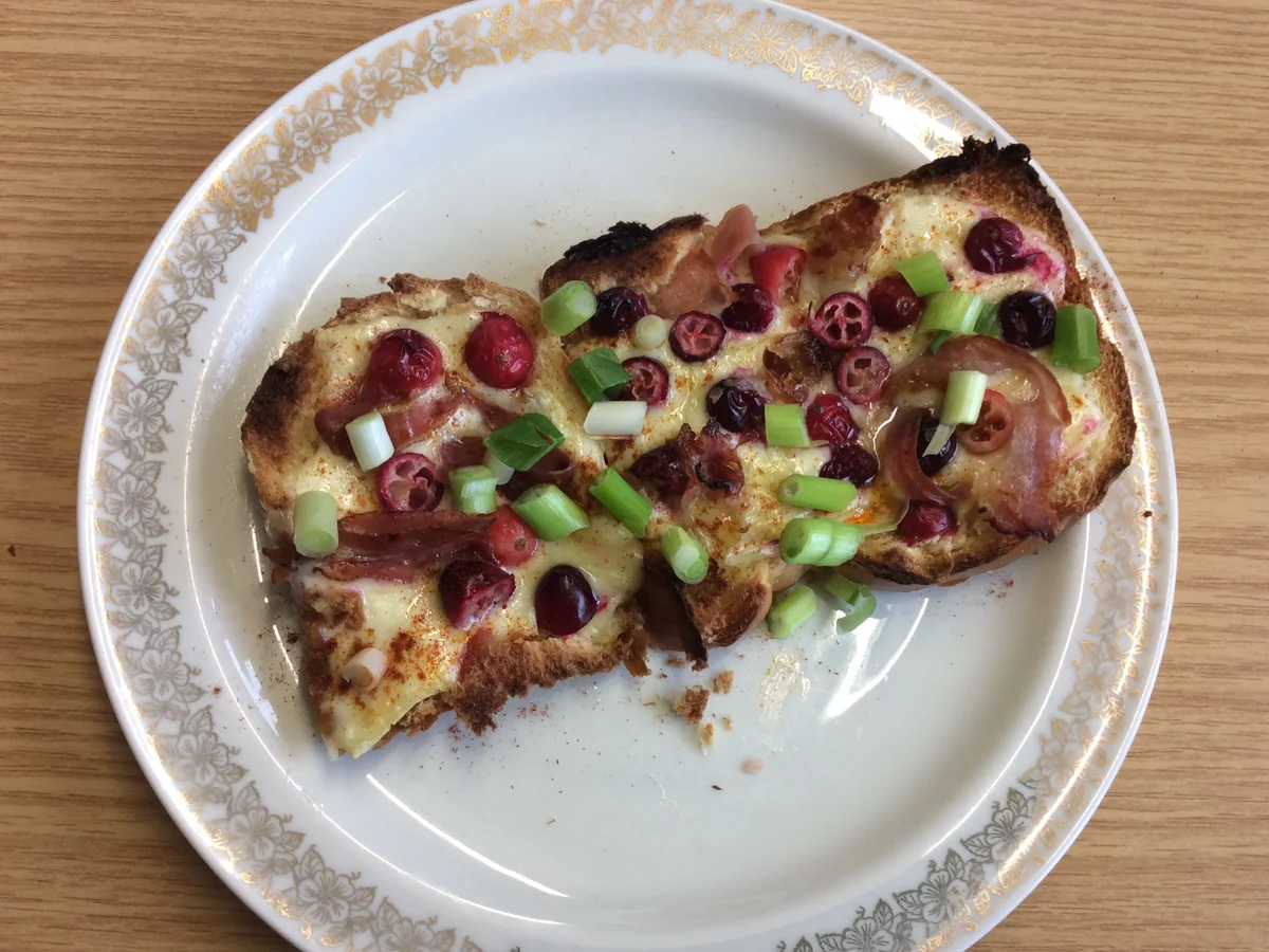 Rezept: Überbackenes Weißbrot mit Camembert, Speck und Cranberries Bild Nr. 910 Überbackenes Weißbrot mit Camembert, Speck und Cranberries - Rezept - Bild Nr. 910